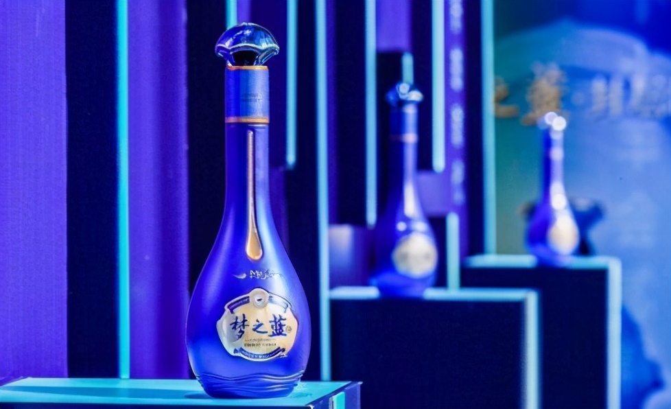 洋河股份对"梦之蓝m6 "实施的双重强化战略,首先就在于产品的特色领域