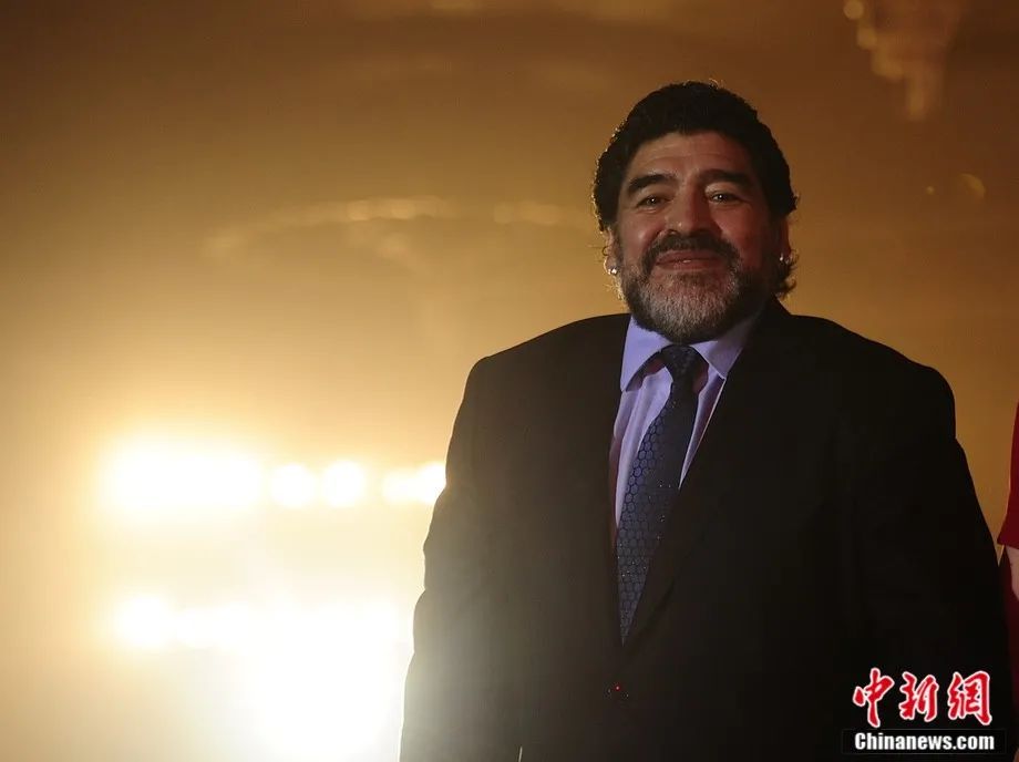 资料图:2012年8月18日晚间,“球王”马拉多纳现身北京,出席一个球迷见面活动。中新社记者 侯宇 摄