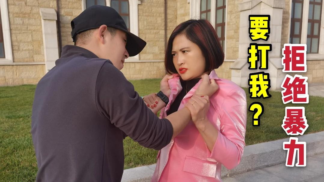 女子被抓住衣领挣不脱,为防对方进一步伤害,她决定先下手为强!