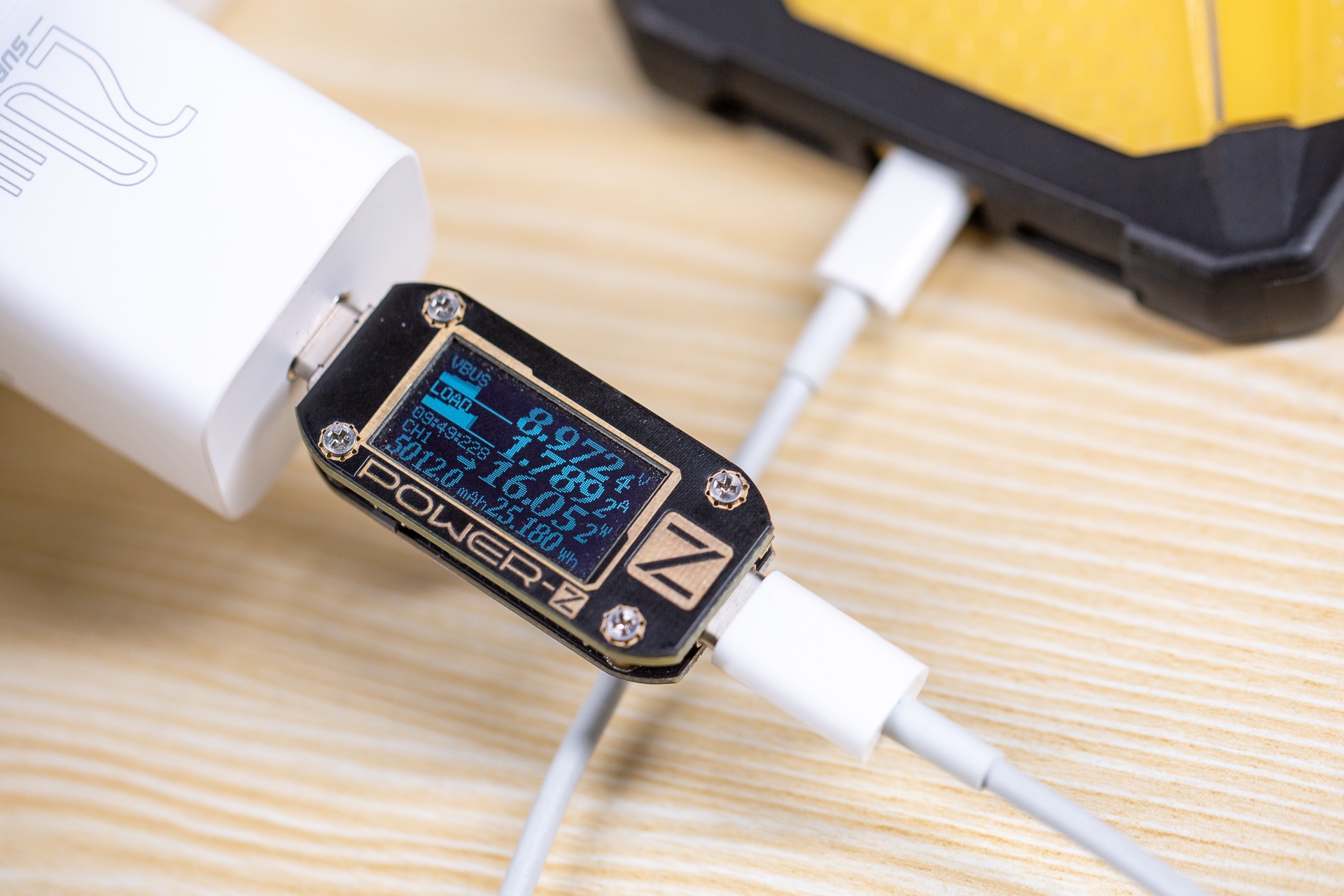 通过usb电压电流表测试,为iphone xr充电可以实现8.97v/1.78a/16.05w.