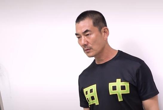 里,任贤齐穿着一身黑色t恤,表情严肃目露凶光,变换形象剪了个囚头发型