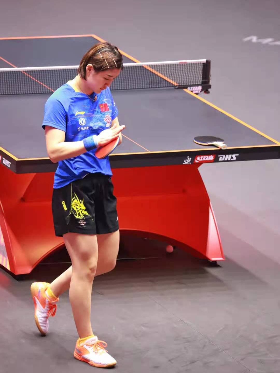 陈梦最新比赛照,身材还是有些圆润,皮肤超白,尤其大腿白到发光