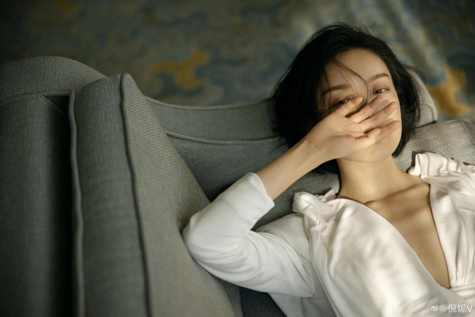 倪妮淡妆造型也太清纯了吧,有种方茴的感觉,太吃这款颜了!