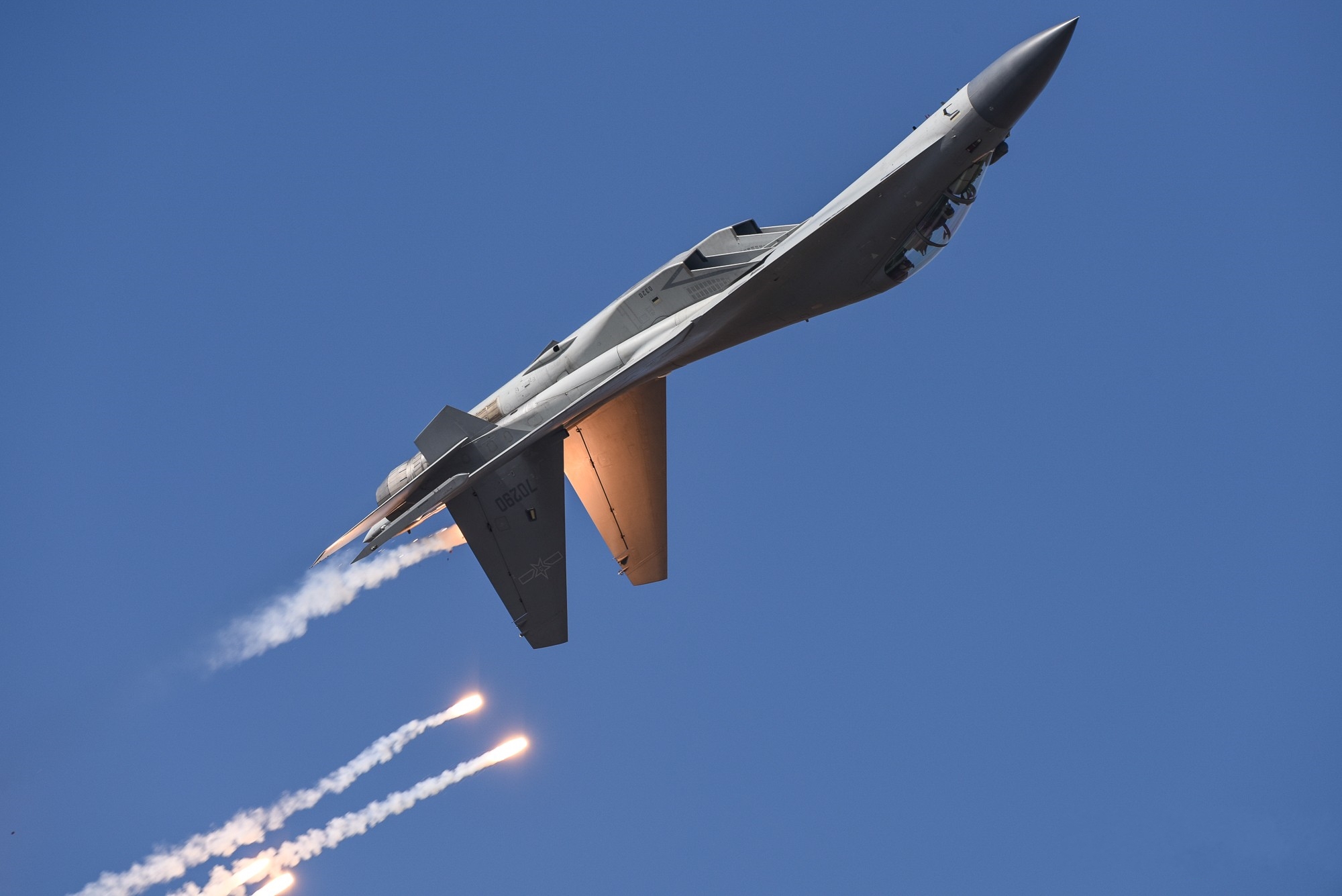 歼16配置新型导弹提升强劲实力打造我军空战制高地