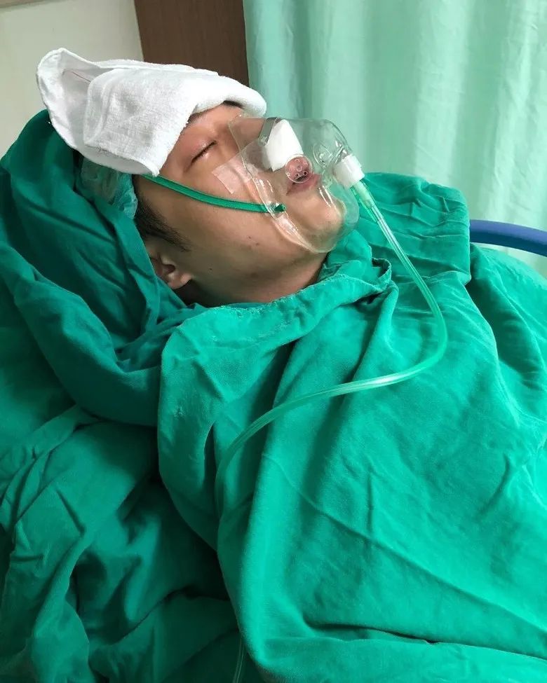 遇罕见术后症状,周汤豪做完手术痛不欲生,眼睛爆血丝兼抽搐发烧