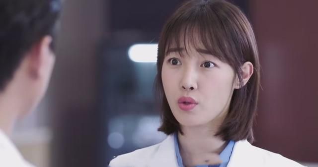 赵薇与白百何素颜同框,一个皮肤细嫩白皙,一个皮肤黝黑显老态