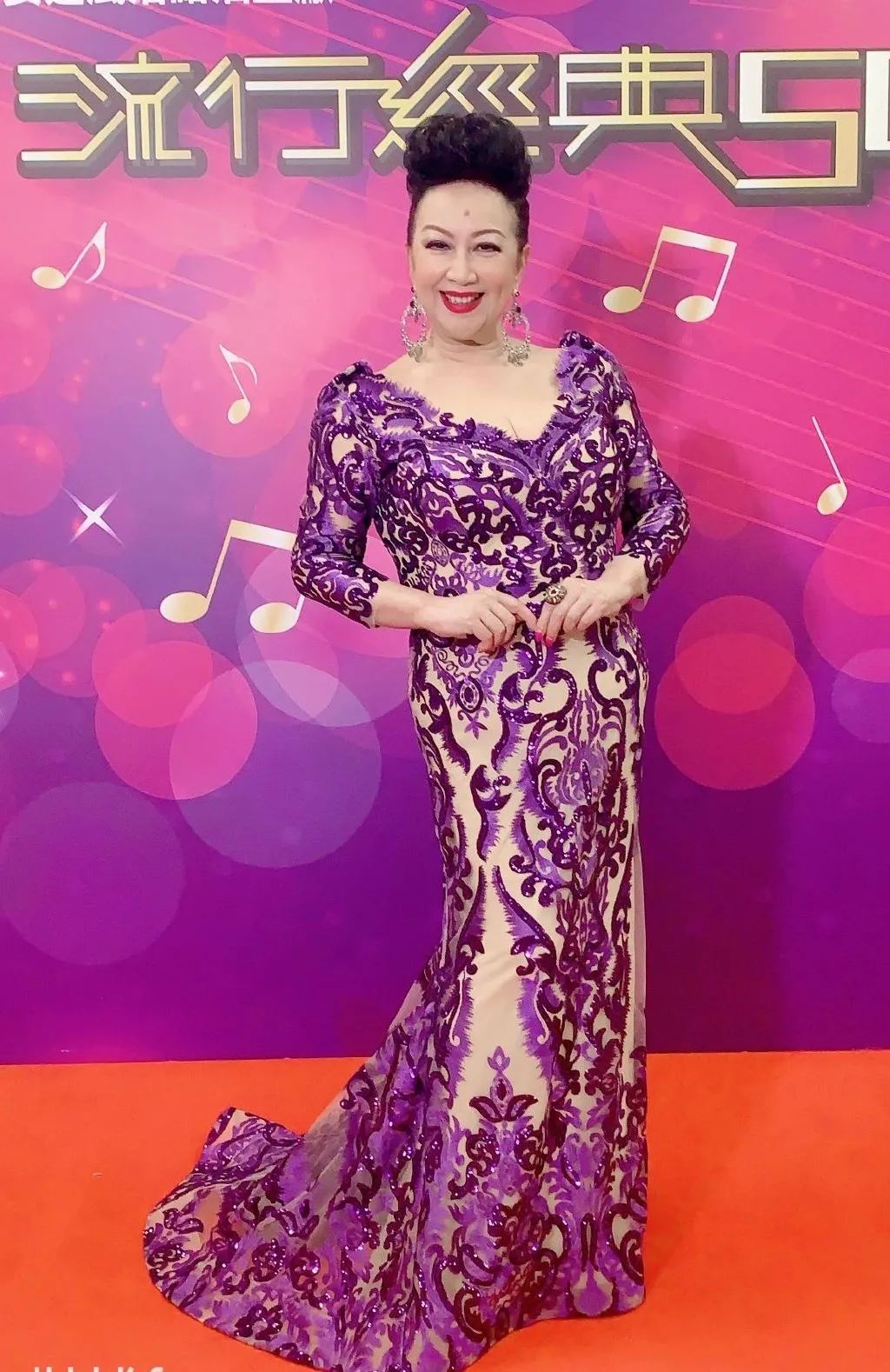 70岁薛家燕热爱人鱼紧身裙事业线瞩目交小17岁男友不再婚