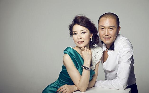 演员吴刚现实中的家:家里放着一家三口照片,把老婆都宠上天了