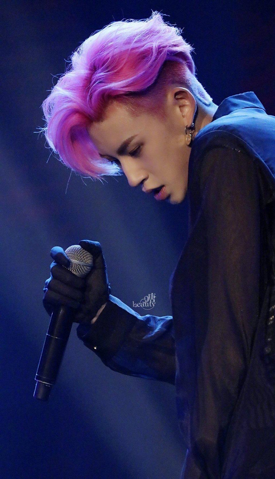 来看小鬼解锁过的发色,红橙黄绿青蓝紫彩虹头,几乎全染了个遍