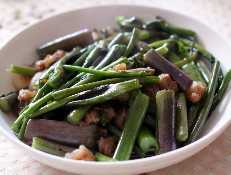 清炒红菜苔时,别直接就下锅,用上1招技巧,菜苔吃着香还不发苦