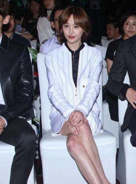 当4大女星跷二郎腿赵丽颖霸气郑爽腼腆杨幂身后的男人亮了