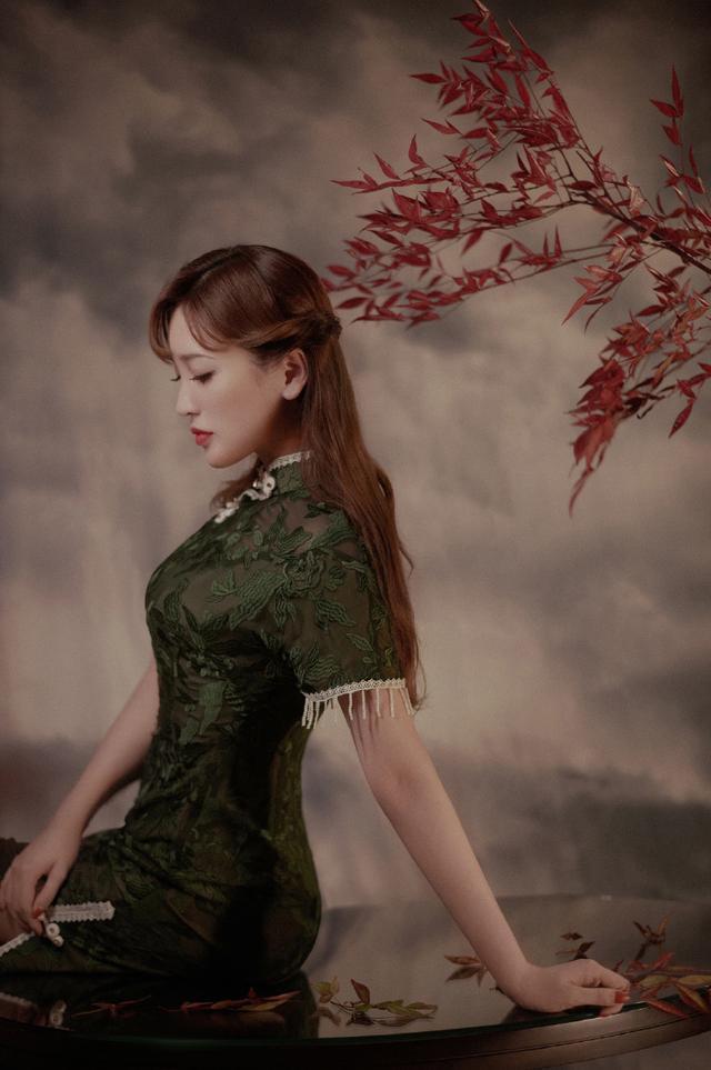 金莎穿旗袍亮相金鸡奖开幕式,生图油腻似大妈,精修图却惊艳时光