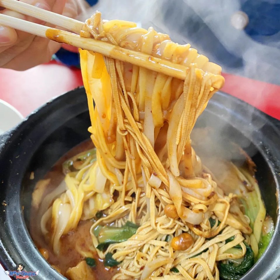 不是在排队就是在拼桌,为了这口砂锅面我变成了卑微干饭人!