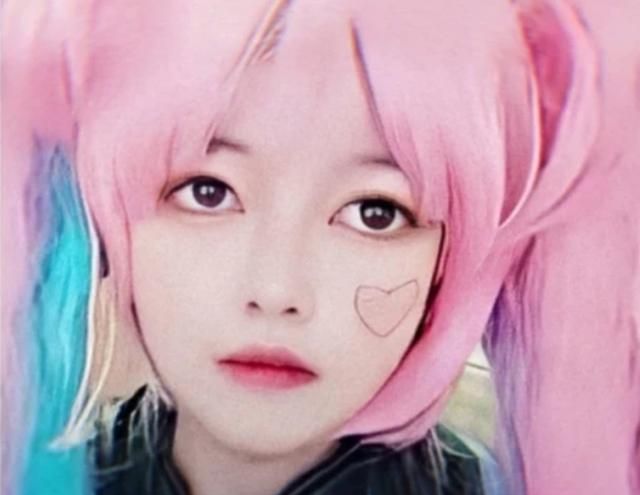 虎牙草莓两周年终于露脸直播了而且其还cos了安琪拉