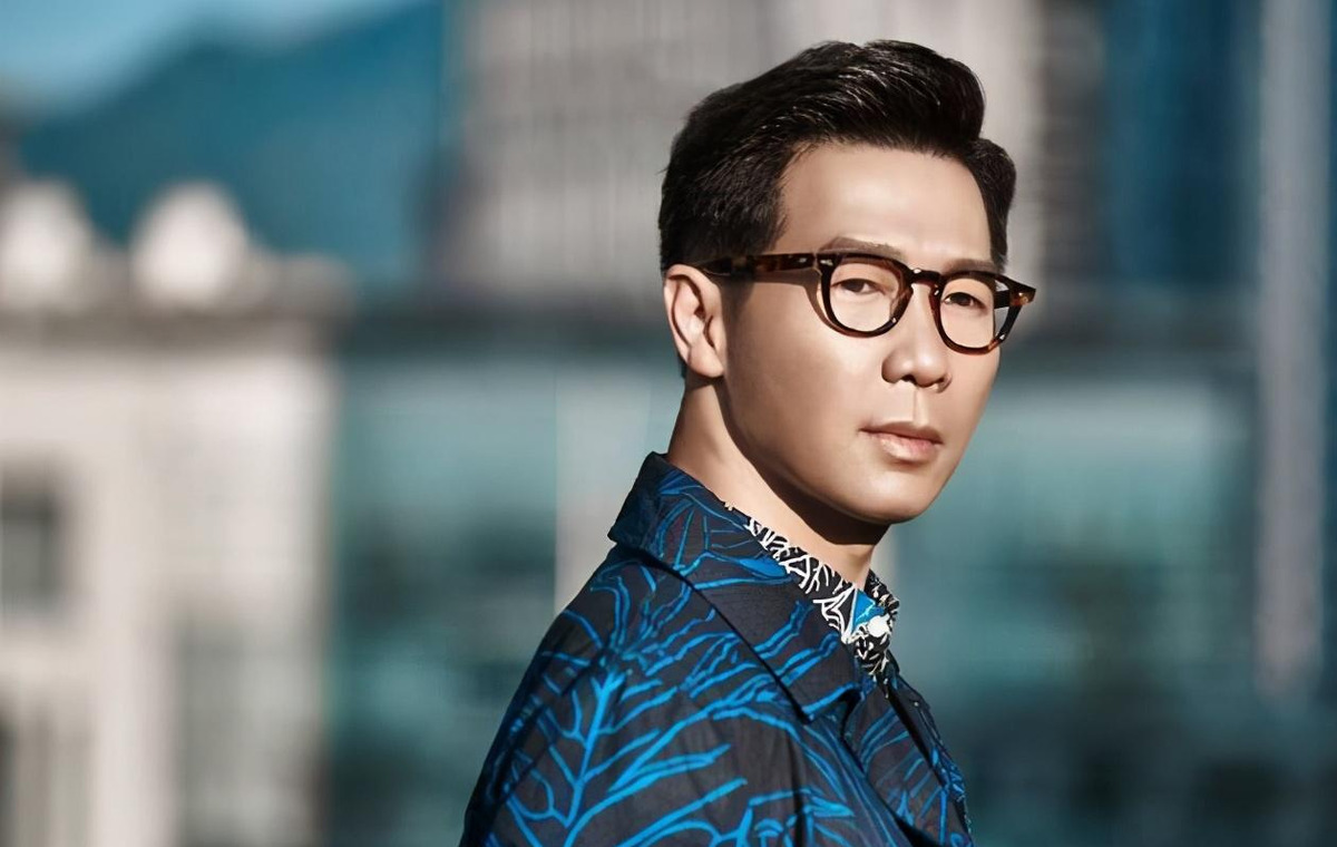 48岁品冠近况凄惨?曾是红极一时的情歌王子,如今8个月零收入