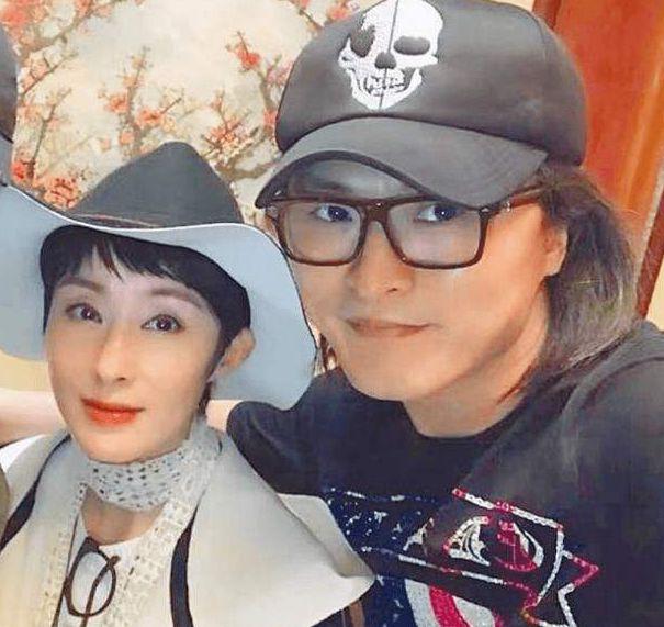 张纪中娇妻晒合照,张敏男友龄差10长相老气,中年迎春不惧流言