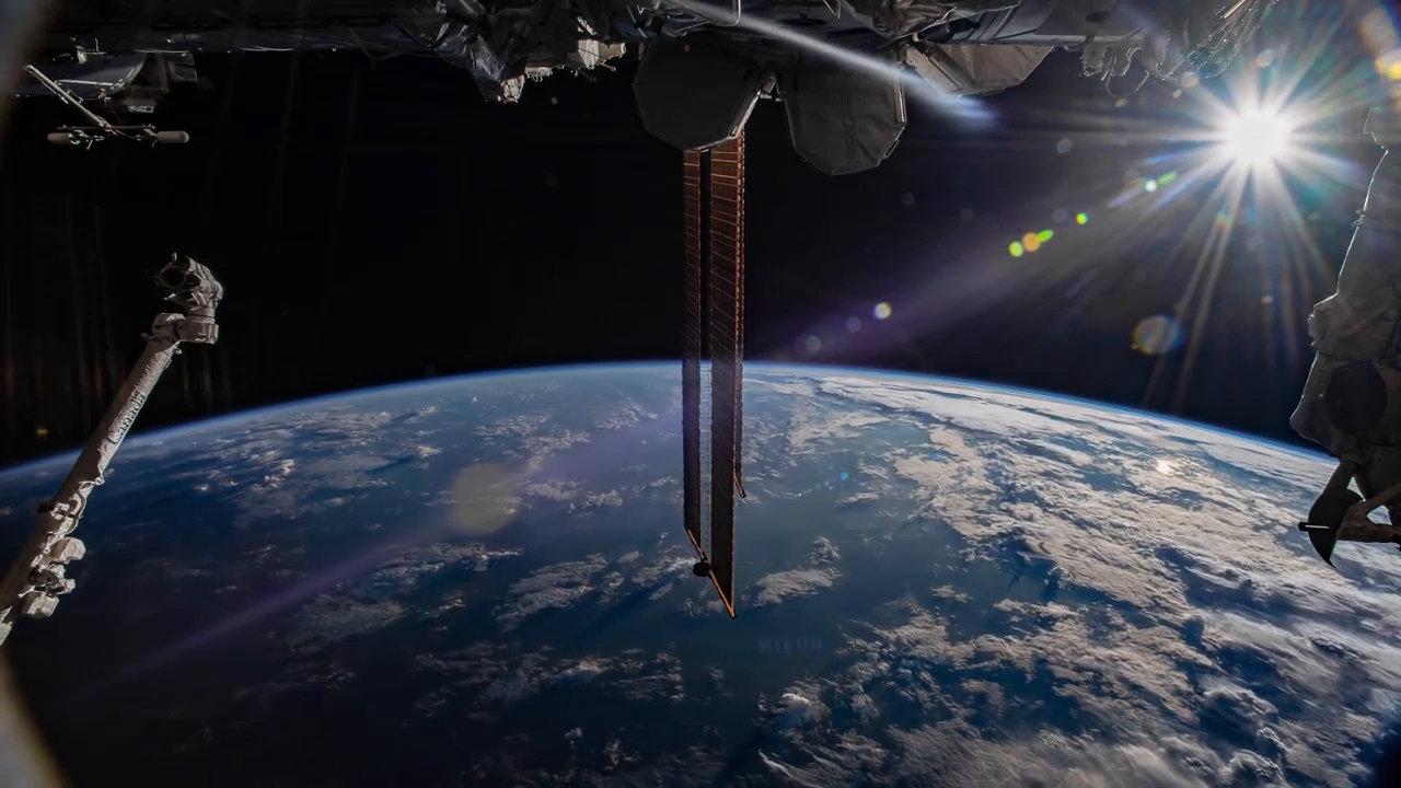 太空看地球:国际空间站的镜头光晕与轨道日出