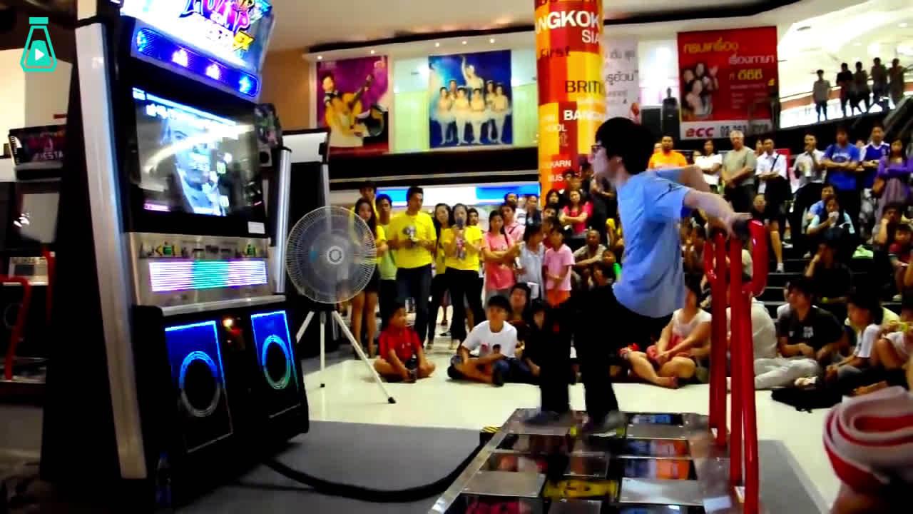 跳舞机大神的逆天骚操作,和幻影脚步简直和凌波微步有的一拼 .