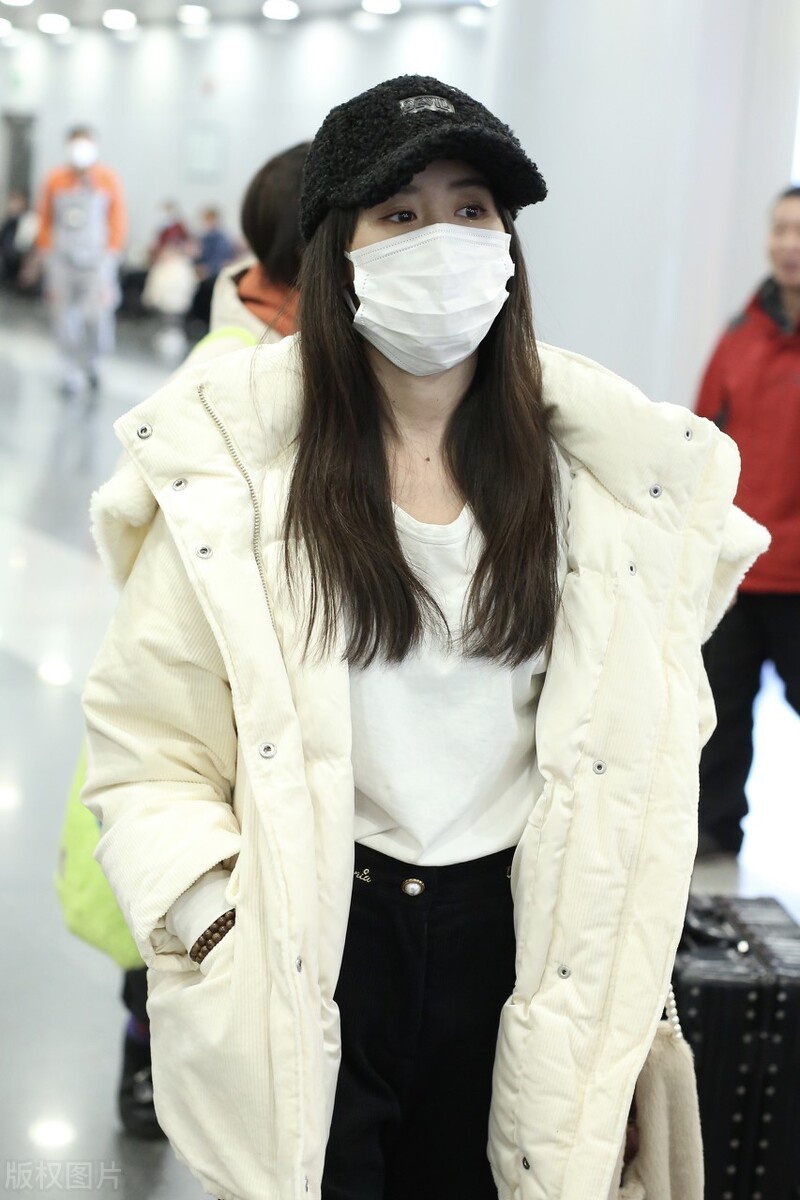 花式比心!袁冰妍穿黑色羽绒服现身机场,可可爱爱小公主一枚