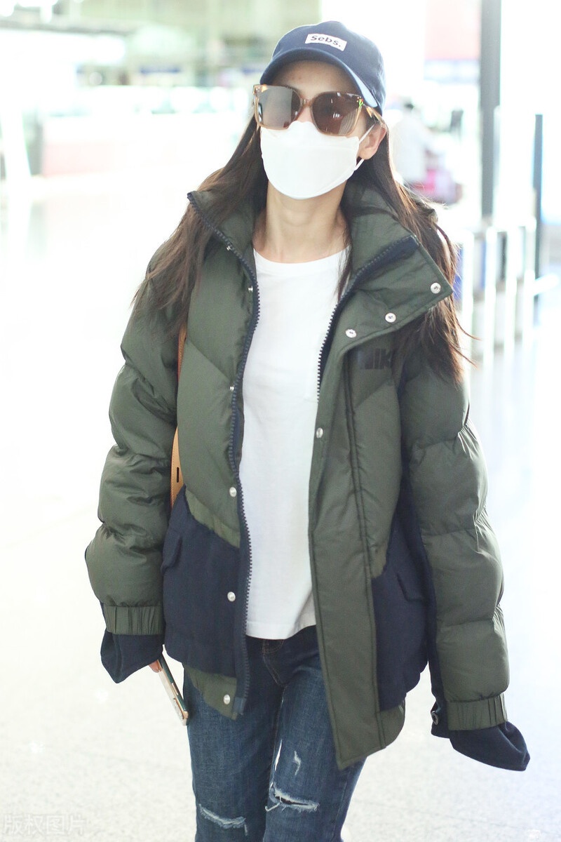 黄圣依穿墨绿色羽绒服现身机场戴墨镜鸭舌帽明星标配