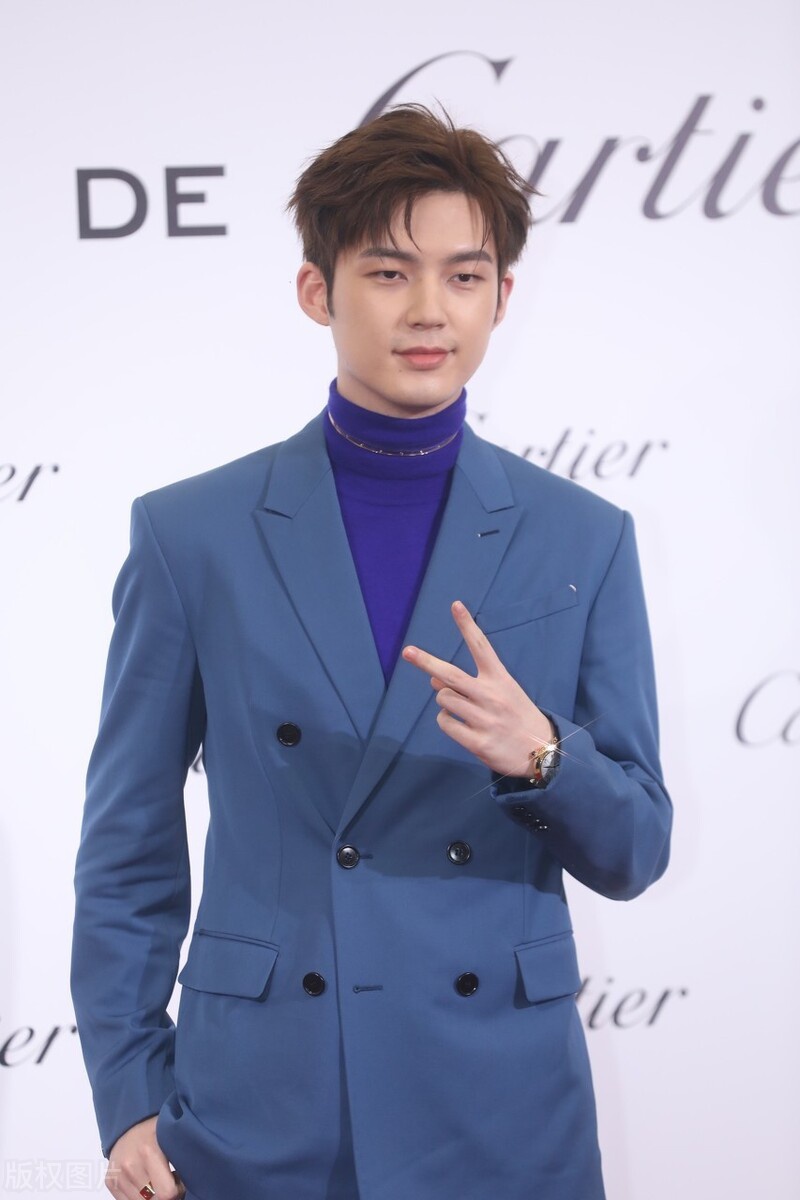 董力一袭蓝色西装现身活动,阳光帅气惹人喜欢|董力|蓝色|活动_新浪