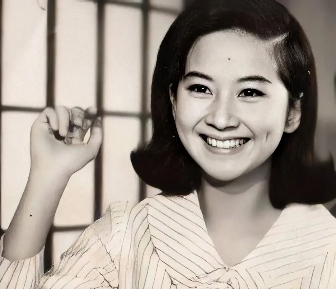 70岁薛家燕热爱人鱼紧身裙,事业线瞩目,交小17岁男