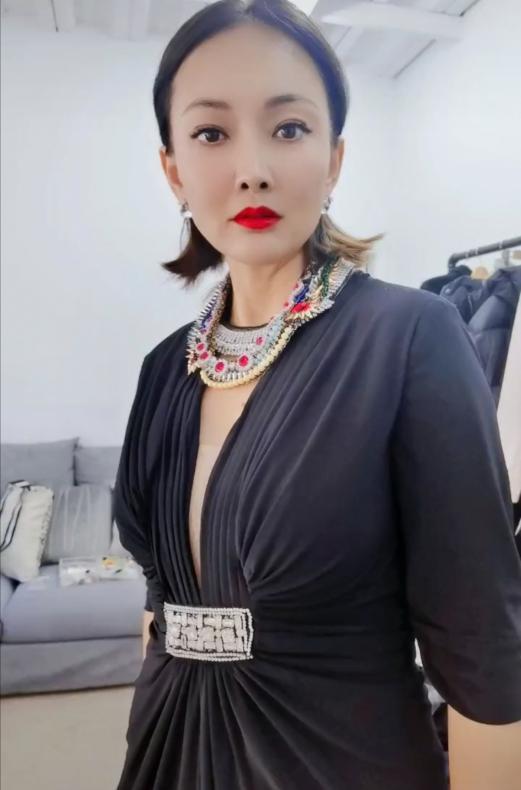 47岁牛莉风韵犹存深v高叉裙难掩事业线脸僵状态不如从前