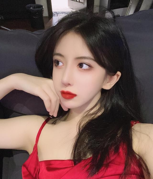 呆妹儿转型秀颜值,却意外撞脸艾比,这是要做"男装大佬"?