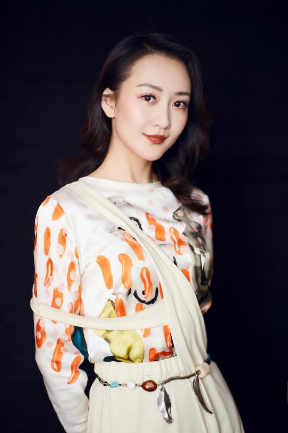 王鸥写真曝光风情万种,从小寄人篱下很独立,自曝每段感情皆受伤