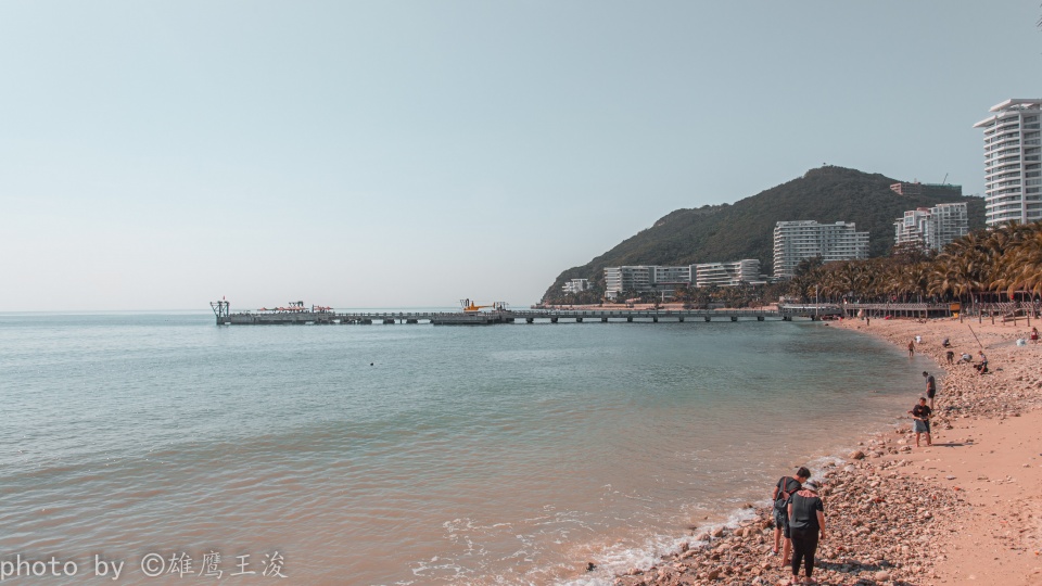 大东海位于榆林港和鹿回头之间.