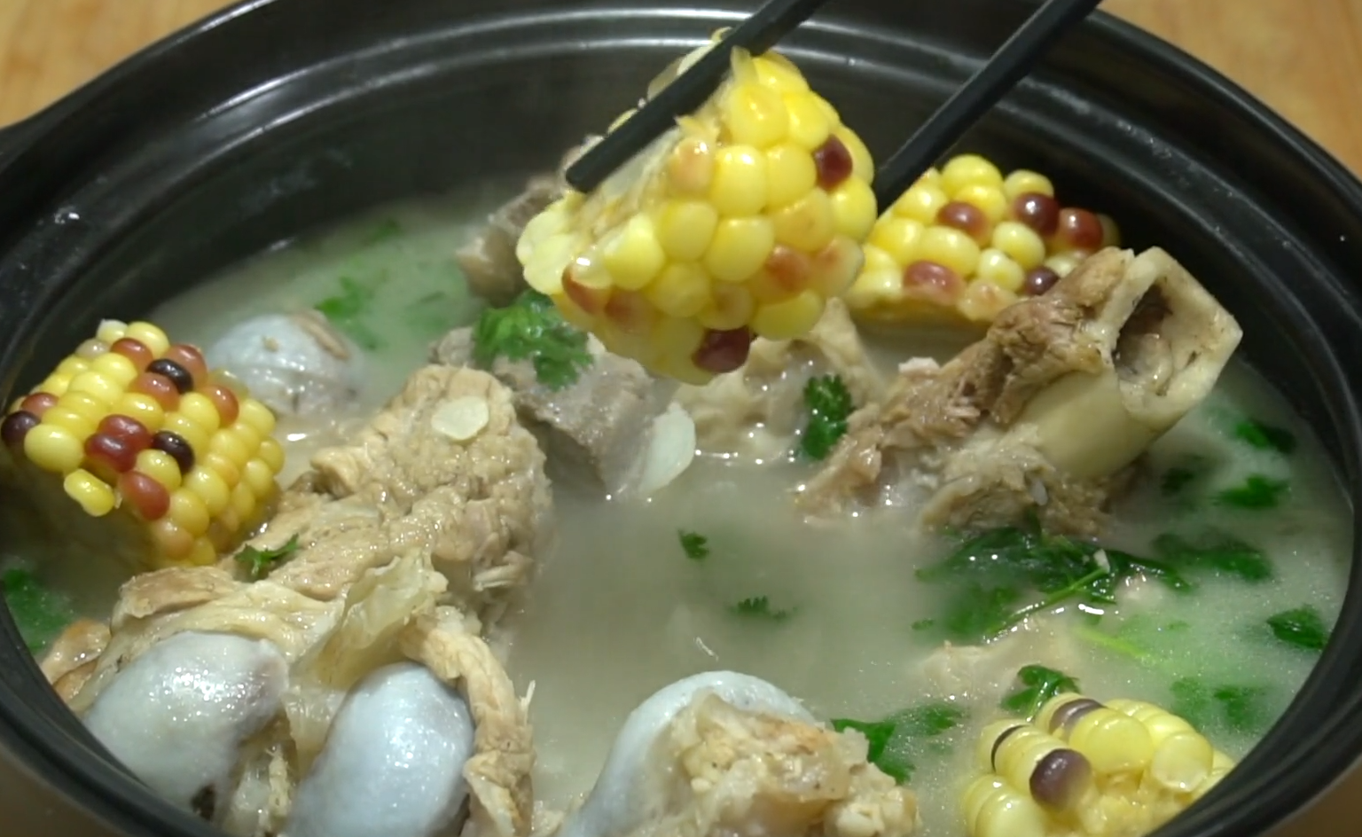 冬天真馋这锅大骨汤,香浓洁白,原汁原味,一人一碗营养又暖身