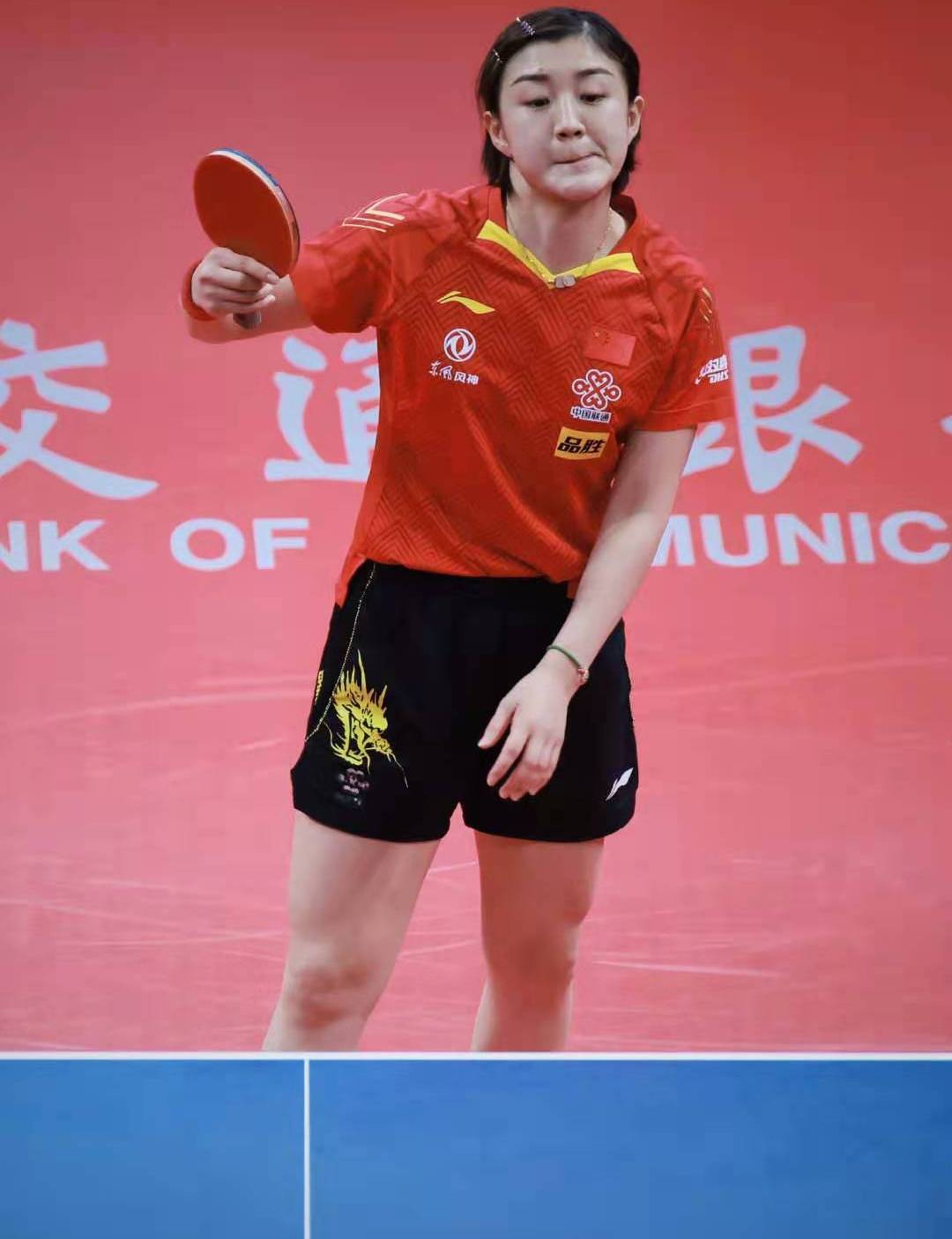 陈梦最新比赛照,身材还是有些圆润,皮肤超白,尤其大腿白到发光