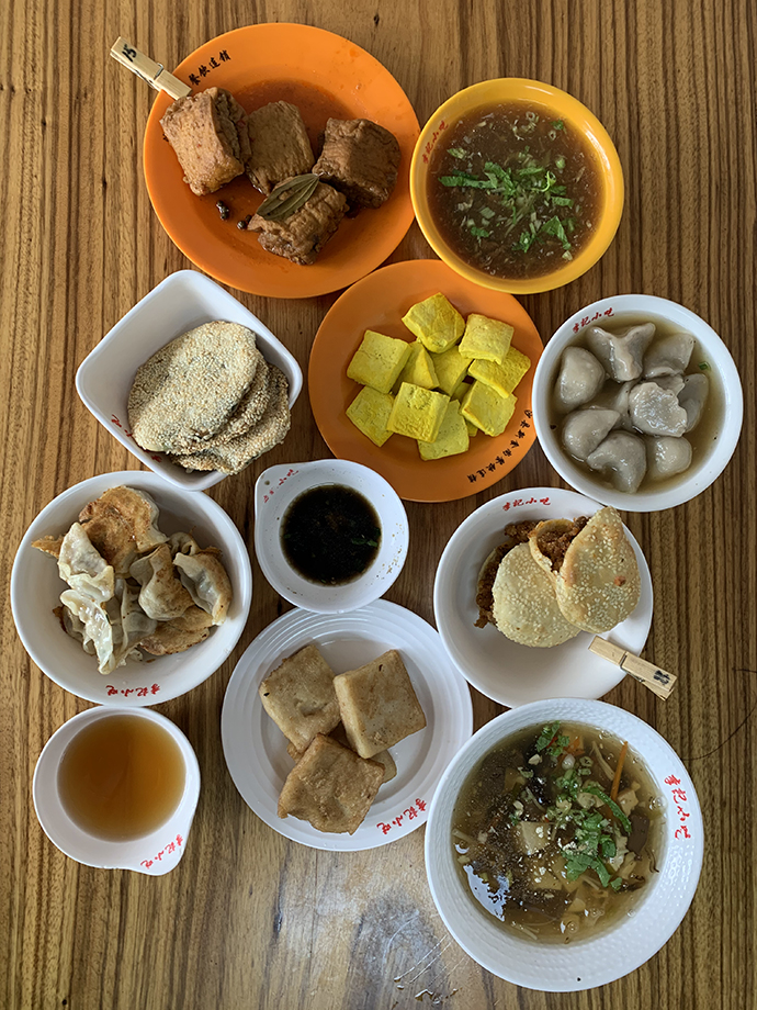 　　2020年11月23日，三明市沙县，桌上摆着当地各种小吃。澎湃新闻记者 孙湛 图