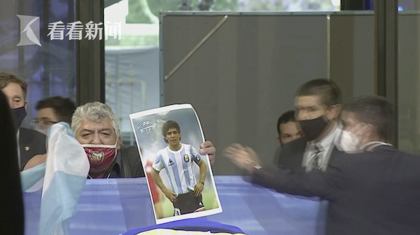 视频马拉多纳遗体告别仪式灵柩上覆盖10号球衣