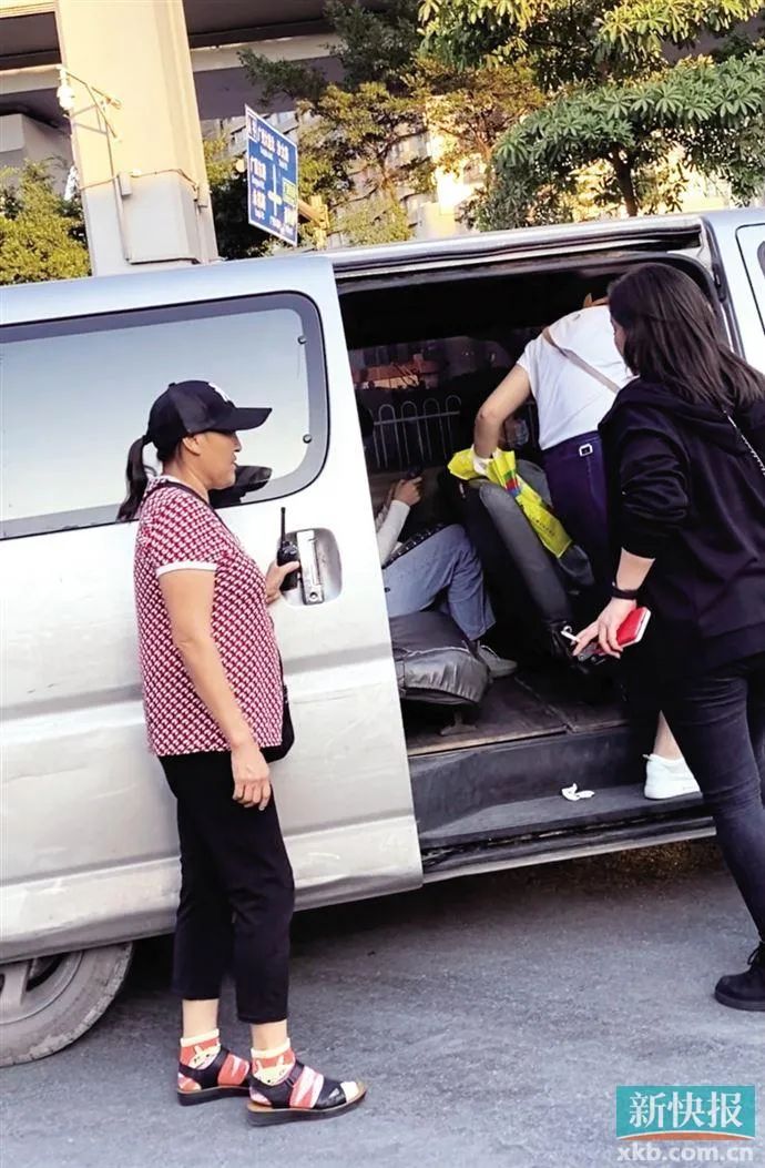 11月3日下午,"拉客女"阿珍(化名)如往常一样来到公交站,和其他"同僚"