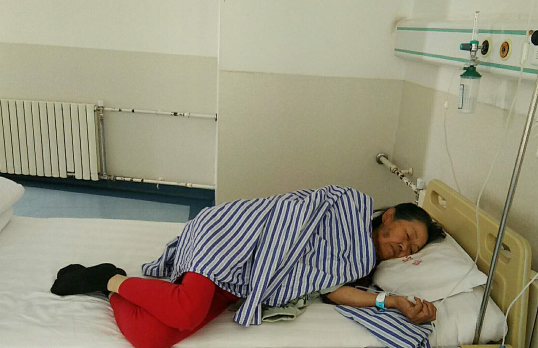 7旬老人躺在病床上,不断求人救狗的模样让人泪目