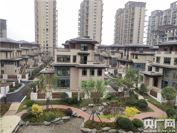 记者跟随售楼部工作人员在项目地看到,进入一期天玺和园小区,映入眼帘