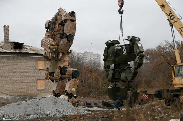膜拜大神!国外牛人用废弃金属打造"变形金刚"
