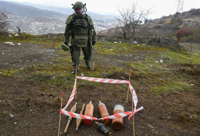 值得注意的是,他们并没有乘坐"台风"防地雷反伏击车,而是普通战车