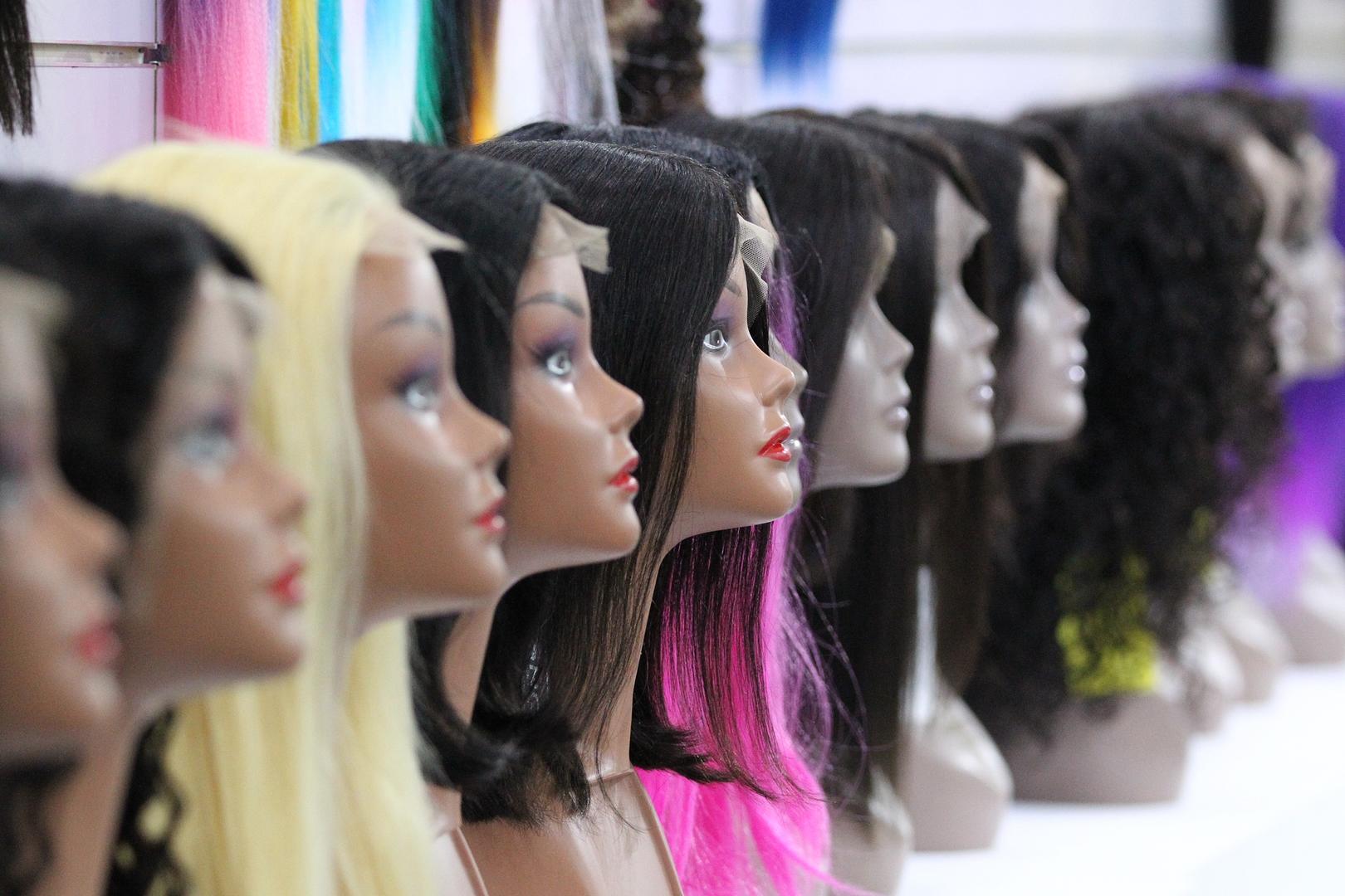 河南许昌,在第二届发制品跨境电商大会上展示的时尚假发