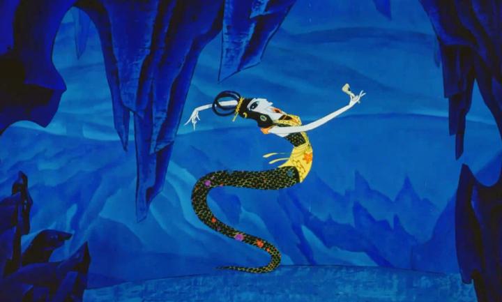 葫芦兄弟:蛇精终于出来了,看来听开心啊,在山洞里来回扭