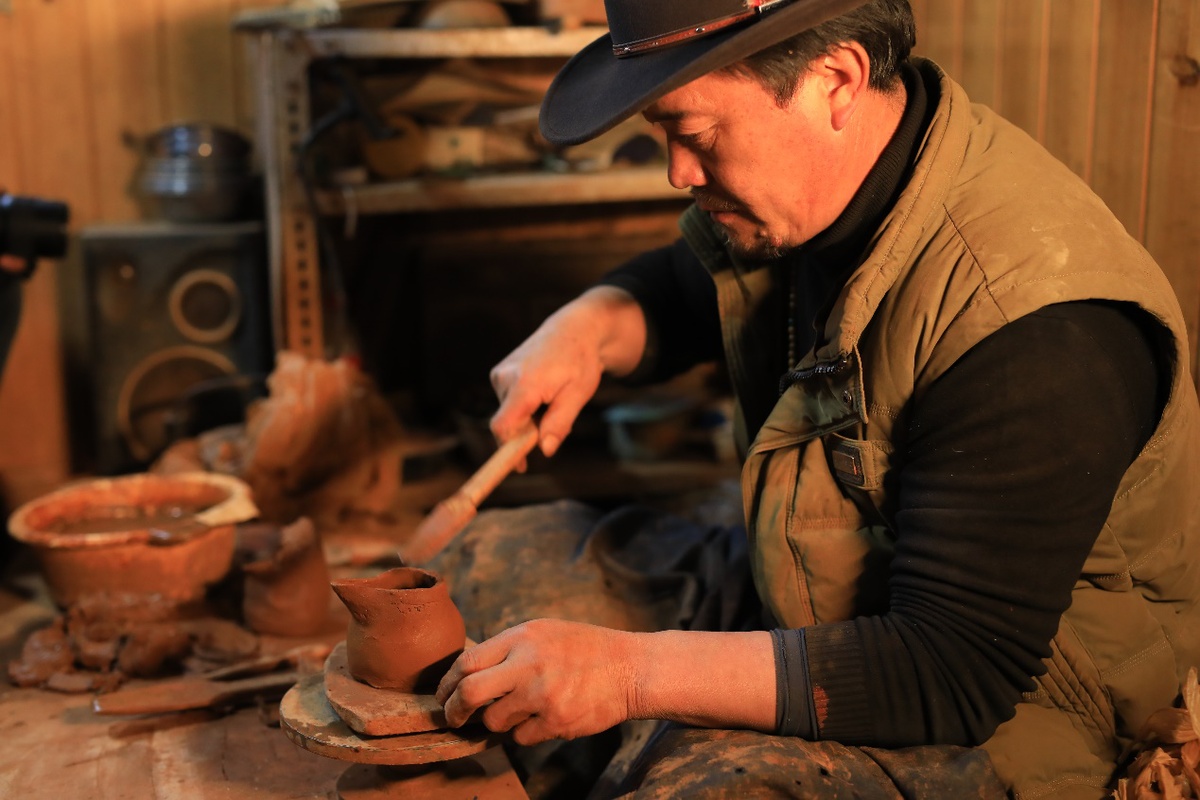 大江大河大征途活动考察团探访尼西汤堆村黑陶制作人鲁茸恩主