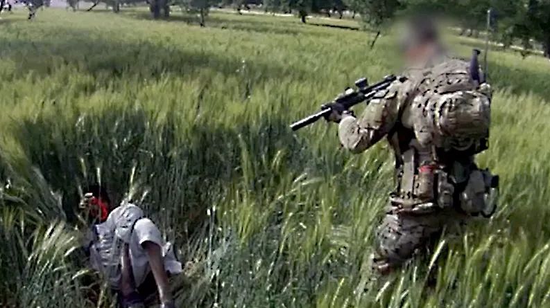 澳大利亚特种部队士兵开枪射杀阿富汗人。图源：ABC