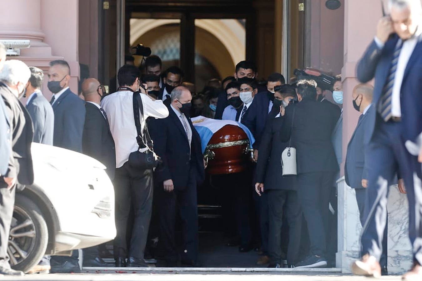 一代传奇球星马拉多纳正式下葬 阿根廷举国哀悼泪别偶像