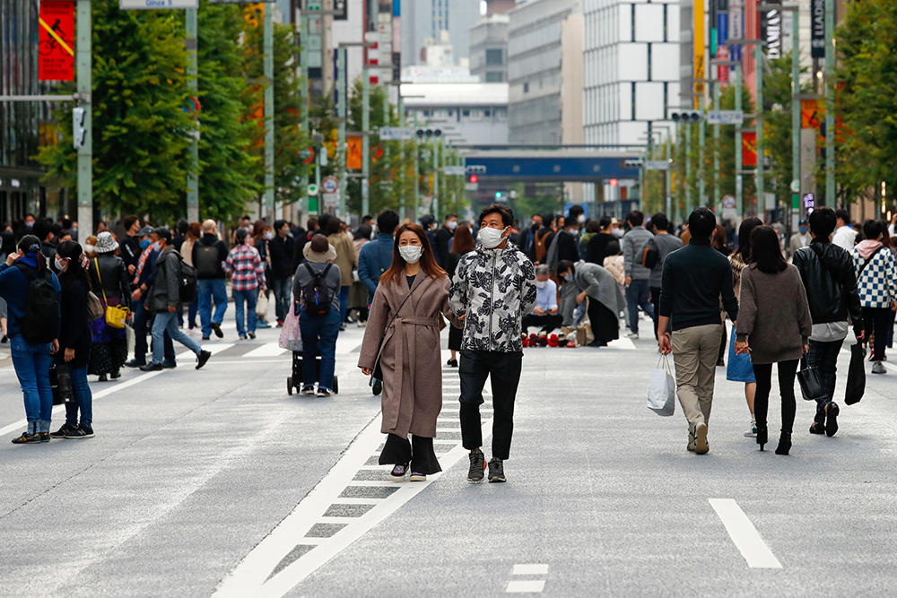 当地时间2020年11月8日，日本东京，民众在街道上行走。 人民视觉 资料图