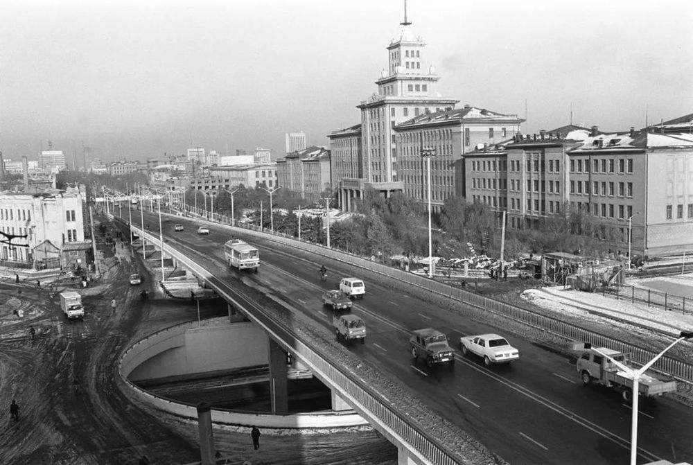 上世纪90年代的哈尔滨市西大直街.新华社资料片