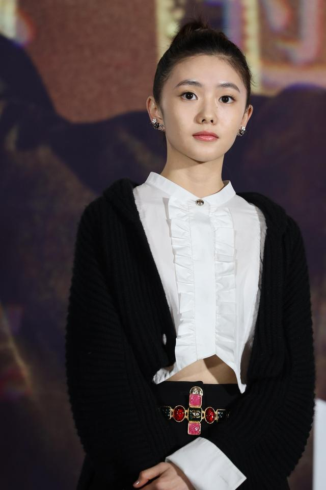 张艺谋携新谋女郎露面一身黑白配显国际范模样清纯不输周冬雨