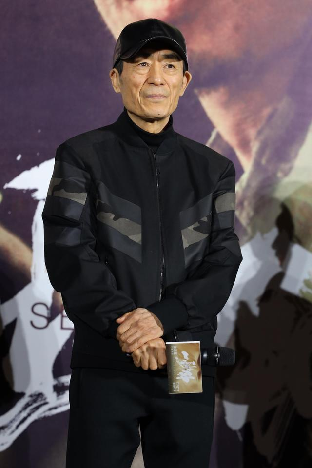 张艺谋携新谋女郎露面一身黑白配显国际范模样清纯不输周冬雨