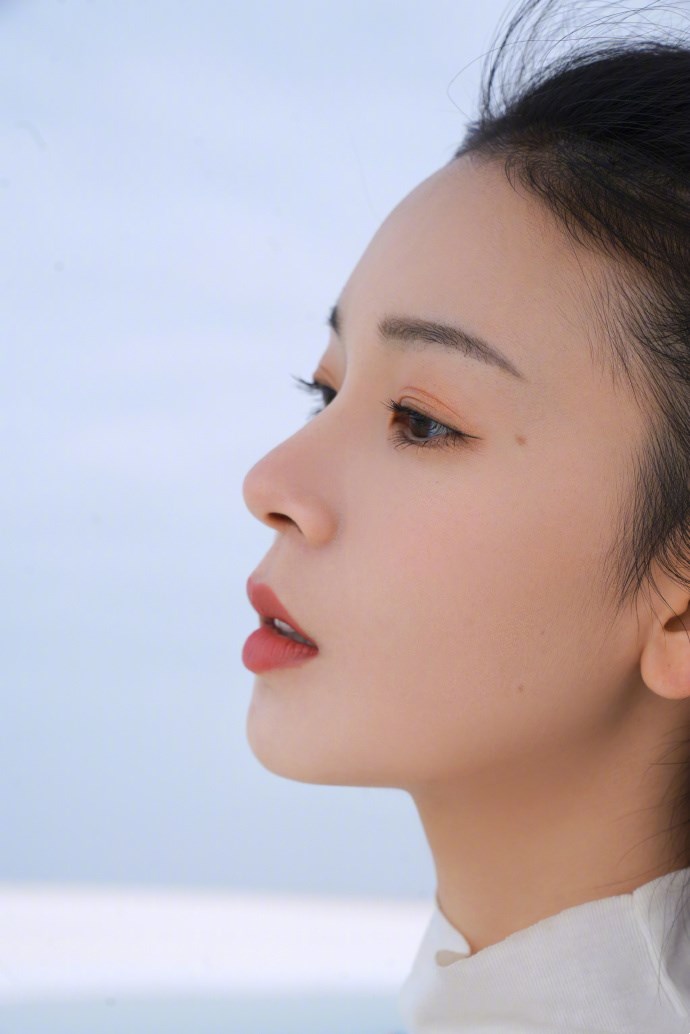 陈瑶的颜值也是让人惊艳的,尤其是这柔美的侧脸,不仅轮廓优美,肤质更
