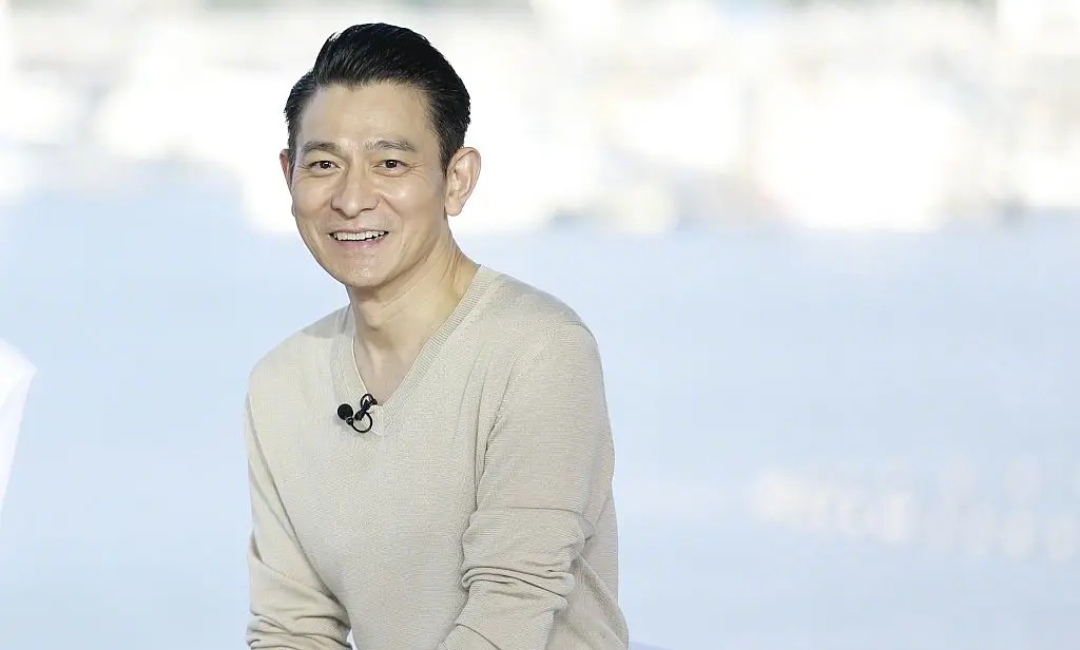 刘德华出席金鸡奖与小30岁倪妮合影仍然帅气似同龄